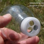 Le bouchon percé limite la grosseur des insectes pouvant entrer.